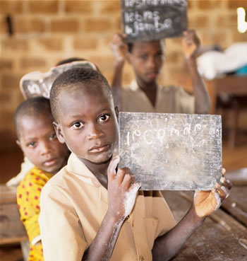Beninische Kinder prsentieren stolz Bilder ihrer deutschen Schulpaten